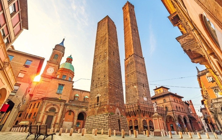 Historische Türme in einer italienischen Stadt im Sonnenuntergang.