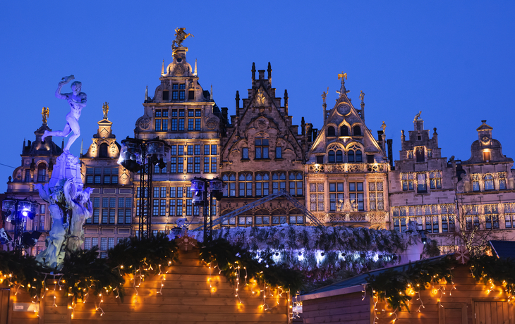 Weihnachtsmarkt am beleuchteten Grote Markt in Antwerpen bei Nacht.