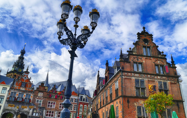 Straßenszene in der Altstadt von Nijmegen mit historischen Gebäuden und Laterne