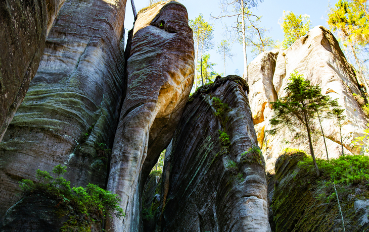 Blick auf beeindruckende Sandsteinfelsen im Adersbach-Weckelsdorfer Felsenstadt, Tschechien.