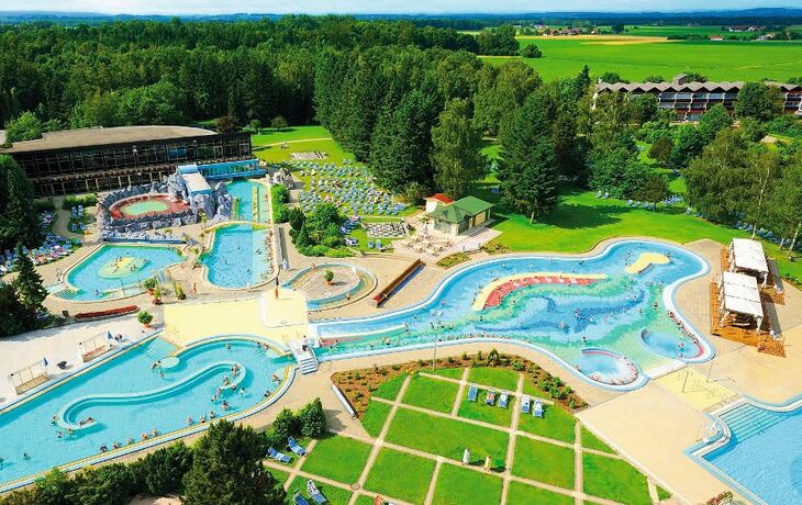Luftaufnahme der Johannesbad Therme mit Außenpools und Grünflächen im Jahr 2010.
