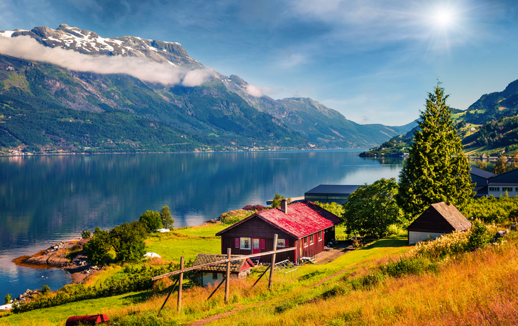 Lofthus am Sørfjord in Hardanger, Norwegen, mit Sommerlandschaft und Fjordblick.