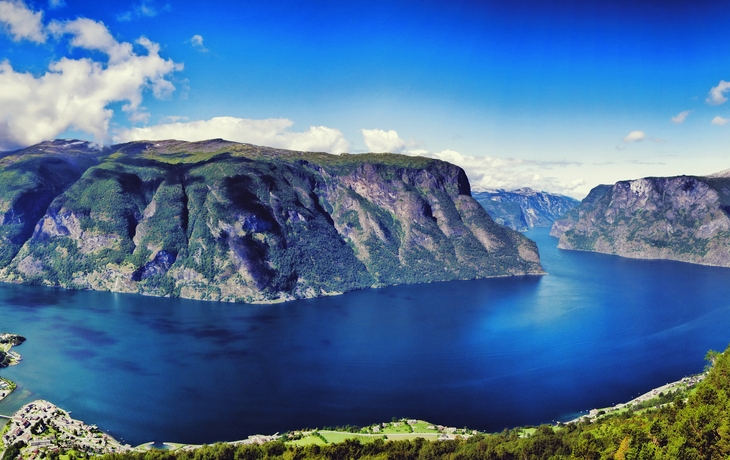 Panoramaansicht des Aurlandsfjords vom Stegastein-Aussichtspunkt in Norwegen