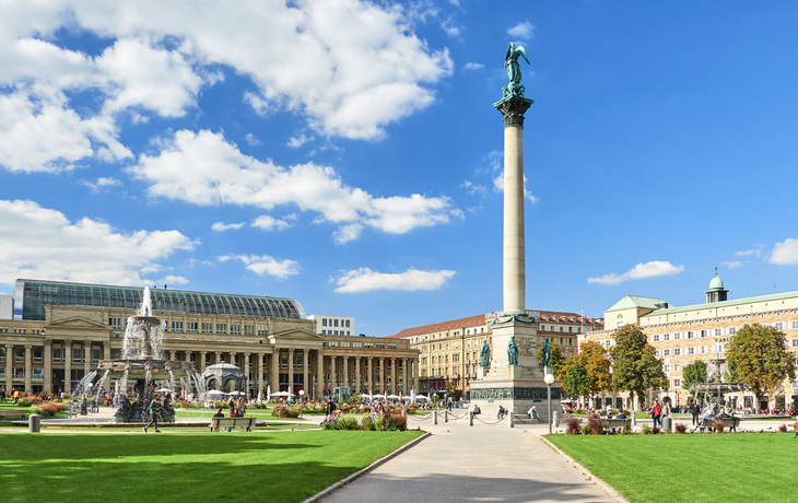 Schlossplatz in Stuttgart mit Jubiläumssäule und Menschen im Sonnenschein