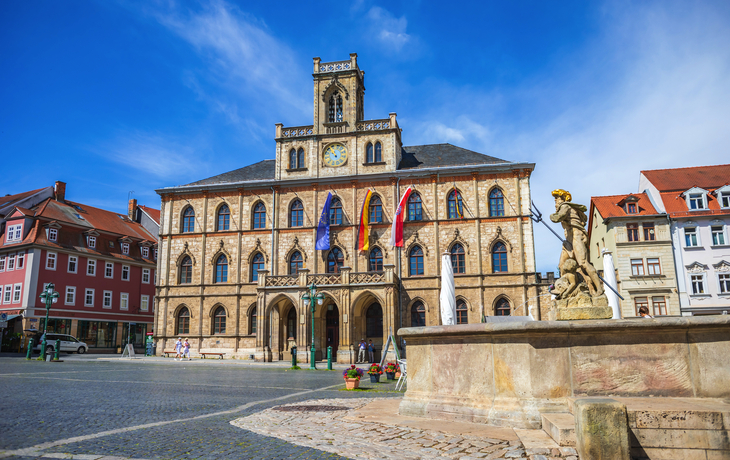 Marktplatz in Weimar mit dem historischen Rathaus im Hintergrund.