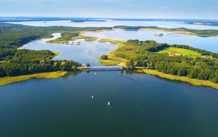 Luftaufnahme der Masurischen Seenplatte mit Wald und Gewässern in Ermland-Masuren, Polen.