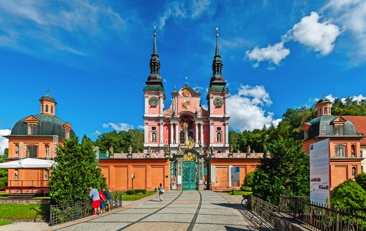 Barocke Wallfahrtskirche Święta Lipka in Polen bei klarem Himmel.