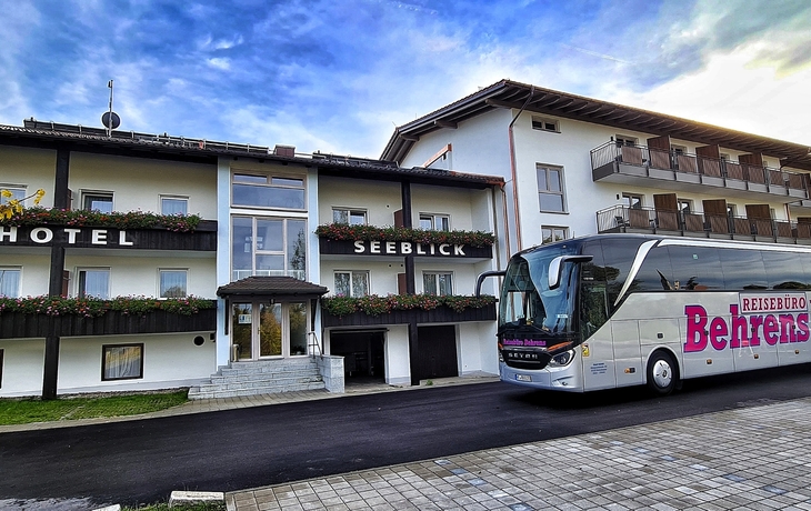 Ein Behrens-Reisebus steht vor dem Hotel Seeblick in Obing.