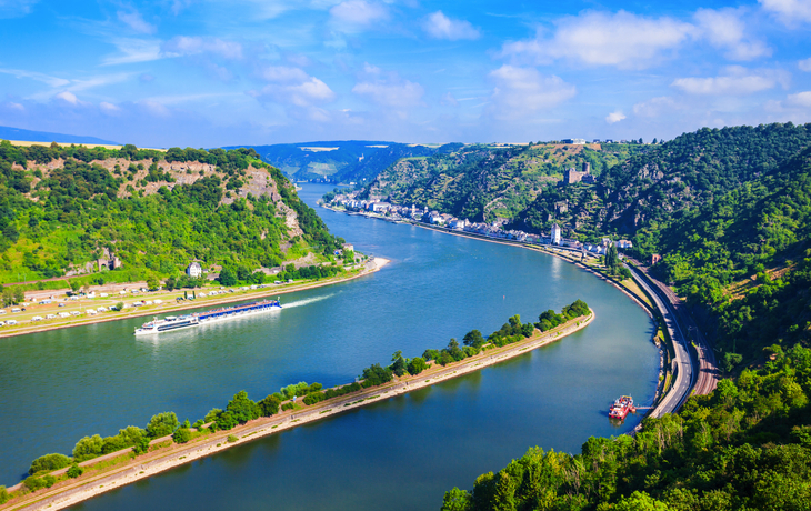 Blick auf die Loreley und den Rhein bei Sankt Goarshausen im Oberen Mittelrheintal.