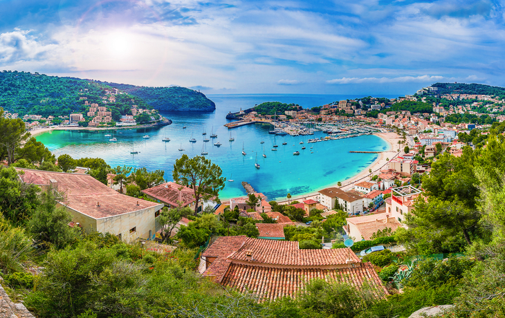 Panoramablick auf die Bucht und den Hafen von Port de Sóller