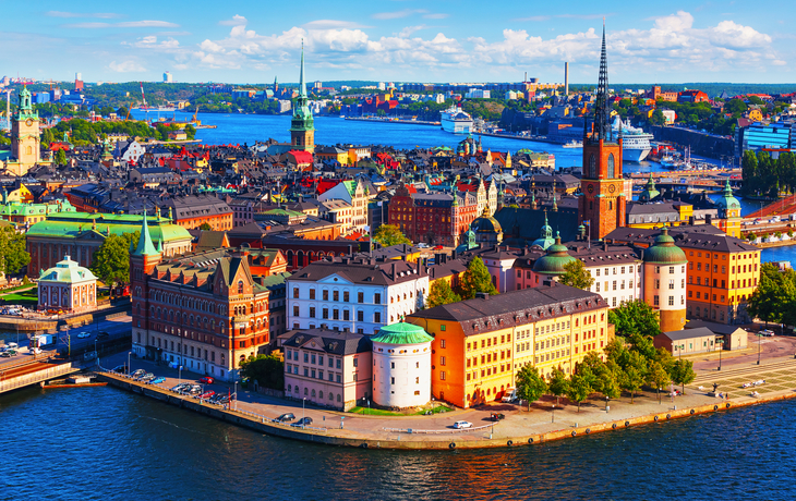 Panoramablick auf die Altstadt von Stockholm mit bunten Gebäuden und Wasserstraßen.