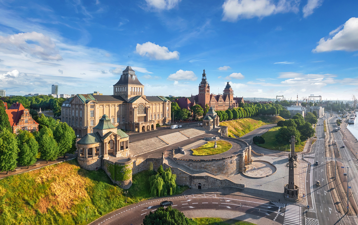 Luftaufnahme historischer Gebäude am Oderufer in Stettin, Polen