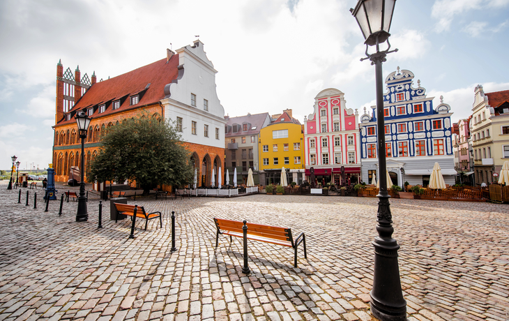 Blick auf den malerischen Marktplatz in Stettin mit historischen Gebäuden.