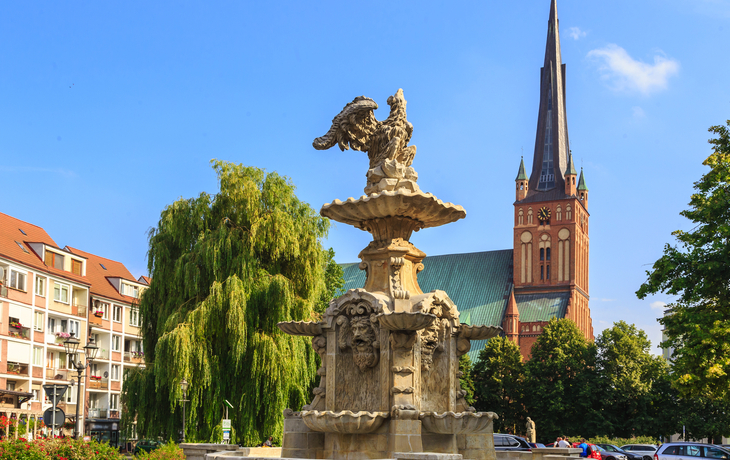 Springbrunnen auf dem Pferdemarkt in Stettin bei sonnigem Wetter.