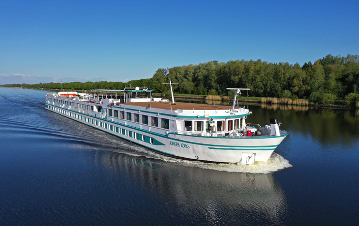 Passagierschiff auf dem Nord-Ostsee-Kanal bei sonnigem Wetter.