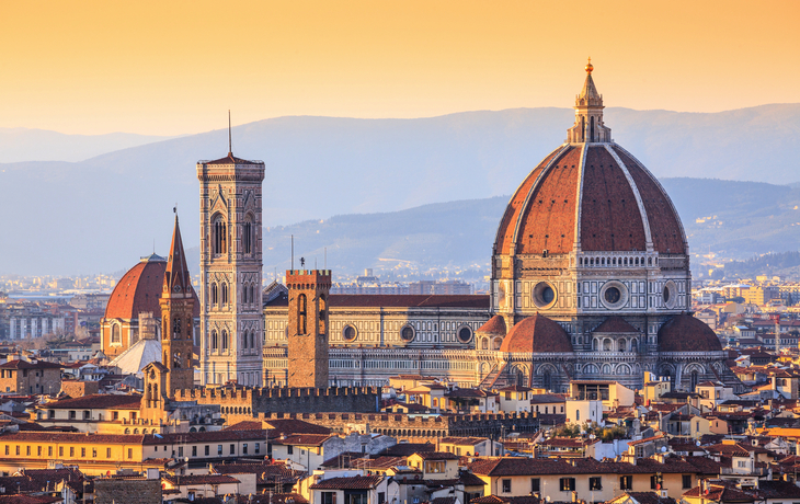 Panorama von Florenz mit der Kathedrale Santa Maria del Fiore bei Sonnenuntergang.