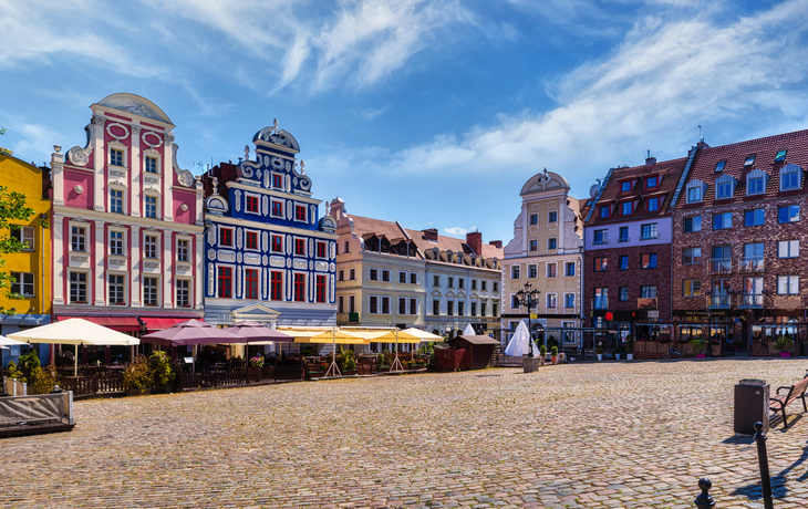 Historische Gebäude und lebhafte Cafés am Heumarkt in der Altstadt von Stettin, Polen.