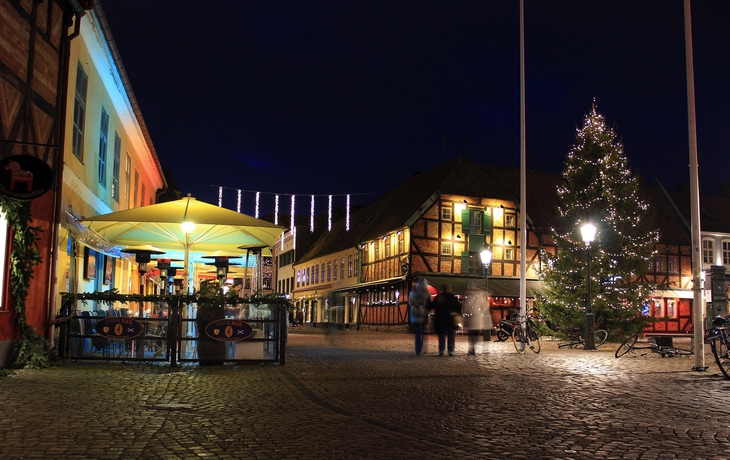 Weihnachtlich geschmückter Platz in Malmö bei Nacht.
