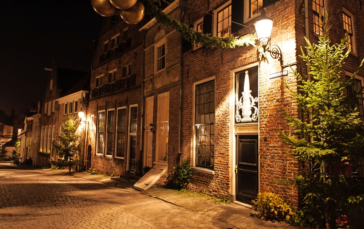 Beleuchtete Altstadt von Deventer bei Nacht im Winter, festlich geschmückt.