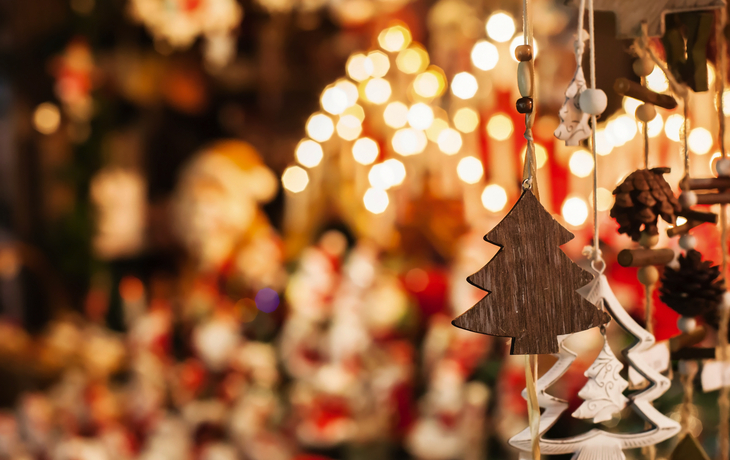 Verschwommene Weihnachtsdekoration mit leuchtenden Lichtern im Hintergrund.