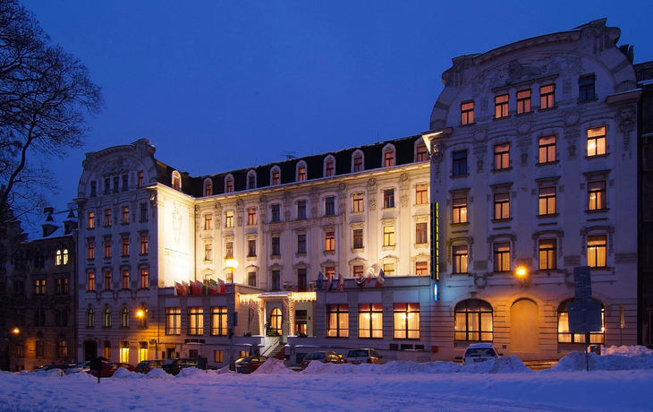 Beleuchtetes Gebäude des Clarion Hotels in Liberec bei Schnee und Dämmerung.