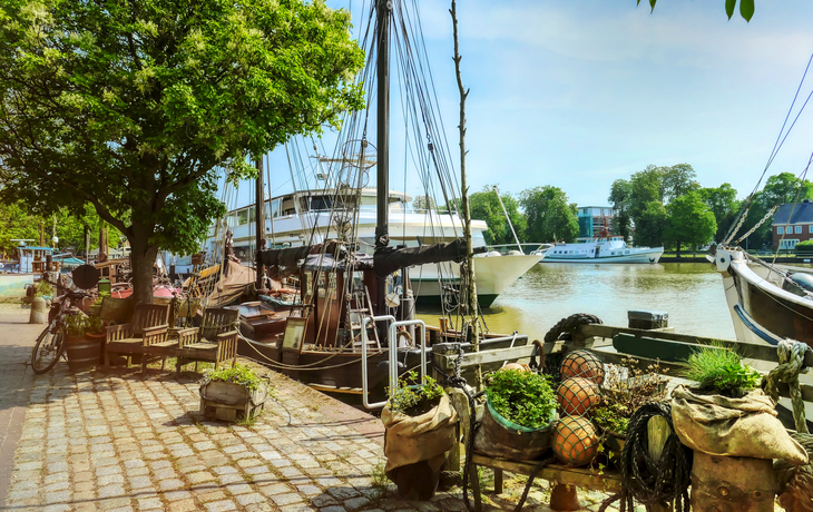 Segelschiffe im Hafen von Leer, Ostfriesland, an der Ems bei Sonnenschein.