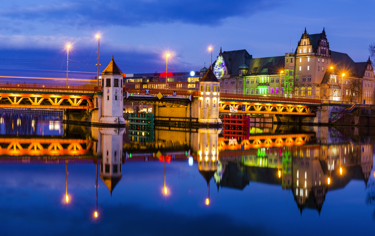 Panorama der beleuchteten Altstadt von Stettin im Winter an der Oder bei Nacht.