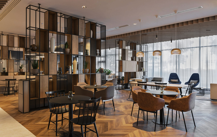 Moderner Speiseraum im Hotel mit stilvollen Möbeln und großen Fenstern.