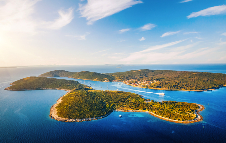 Aussicht auf die Insel Ilovik von der Insel Lošinj in der Kvarner Bucht, Kroatien.