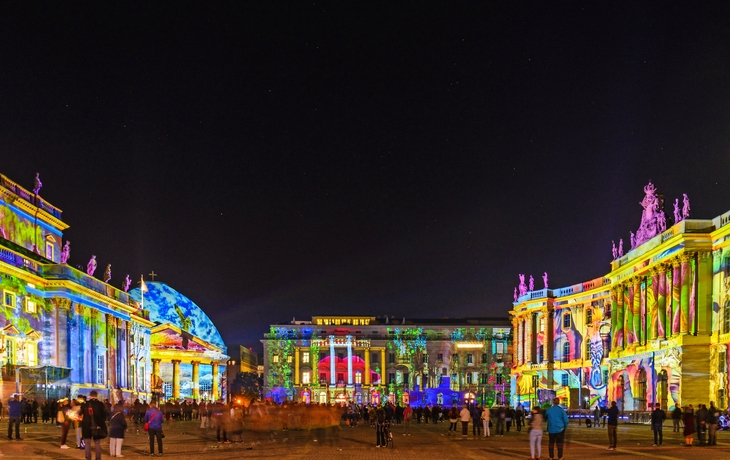 Bunt beleuchtete Gebäude auf dem Bebelplatz während des Festival of Lights in Berlin.
