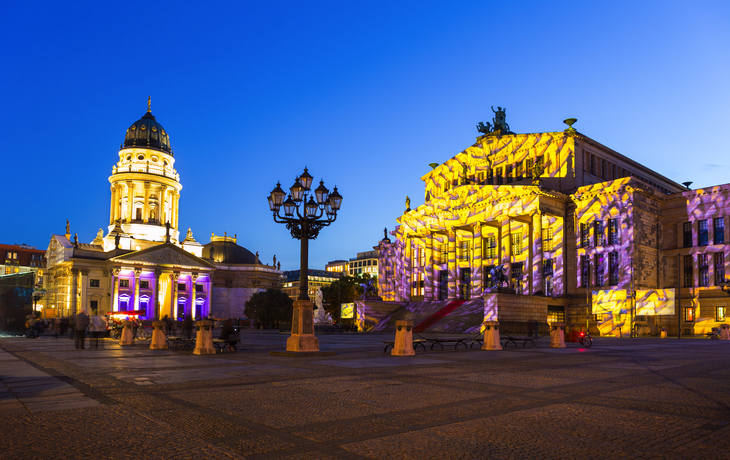 Festival of Lights am Gendarmenmarkt in Berlin bei Dämmerung.