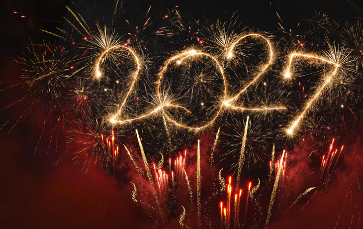 Feuerwerkskörper formen die Zahl 2027 am Nachthimmel.