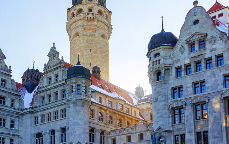 Neues Rathaus in Leipzig im Winter bei Schneebedeckung, aufgenommen auf dem Burgplatz.