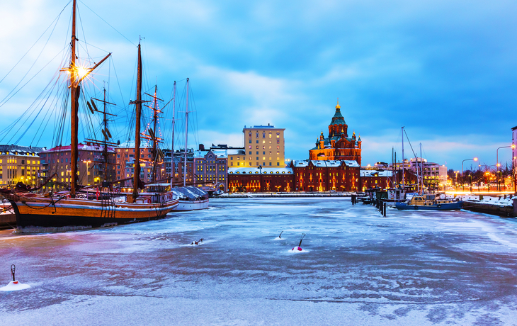 Helsinki Hafen im Winter mit Schnee und Abendbeleuchtung