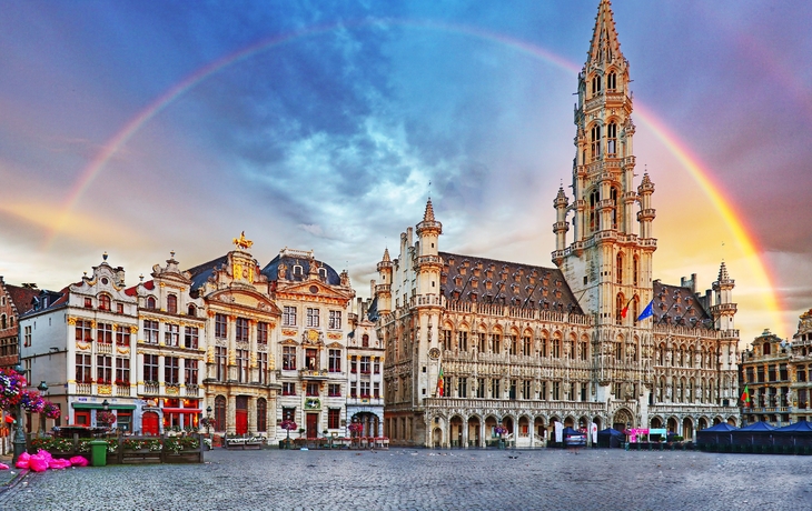 Regenbogen über dem Grand Place in Brüssel bei Sonnenuntergang.