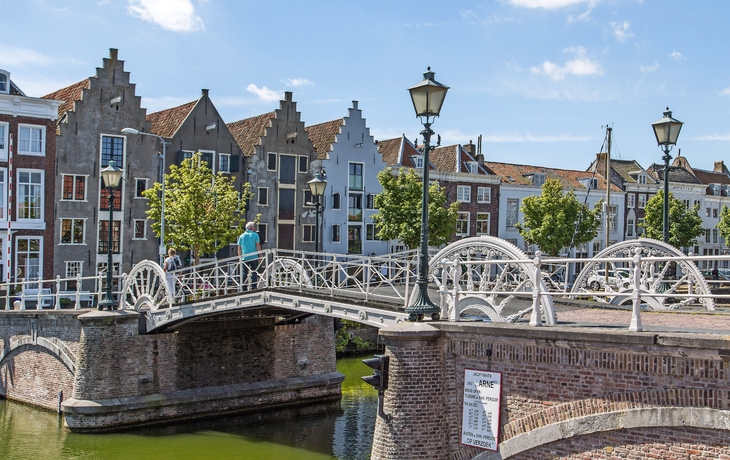 Brücke vor traditionellen Gebäuden an einem sonnigen Tag.