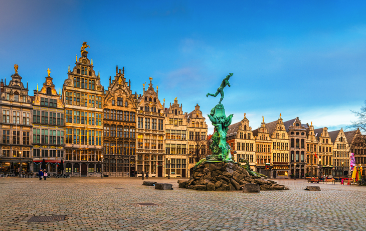 Großer Platz mit Brabobrunnen und historischen Fassaden in Antwerpen.