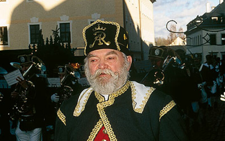 Hauptmann des Freiberger Bergmusikkorps bei der sächsischen Bergparade in traditioneller Uniform.