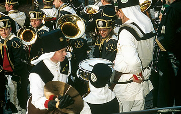 Bergmannskapelle bei traditioneller sächsischer Bergparade in Uniformen mit Instrumenten.