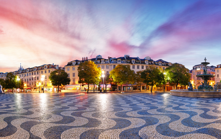 Panoramablick auf den Rossio-Platz in Lissabon bei Sonnenuntergang.