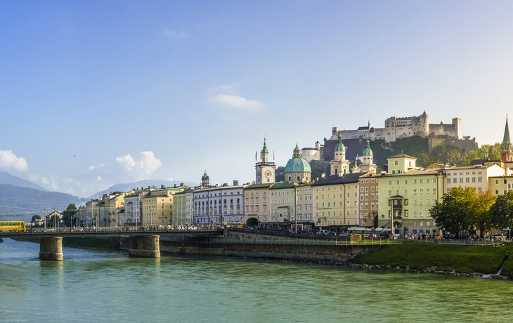 Panorama von Salzburg mit Festung Hohensalzburg und Dom zu Salzburg am Fluss Salzach