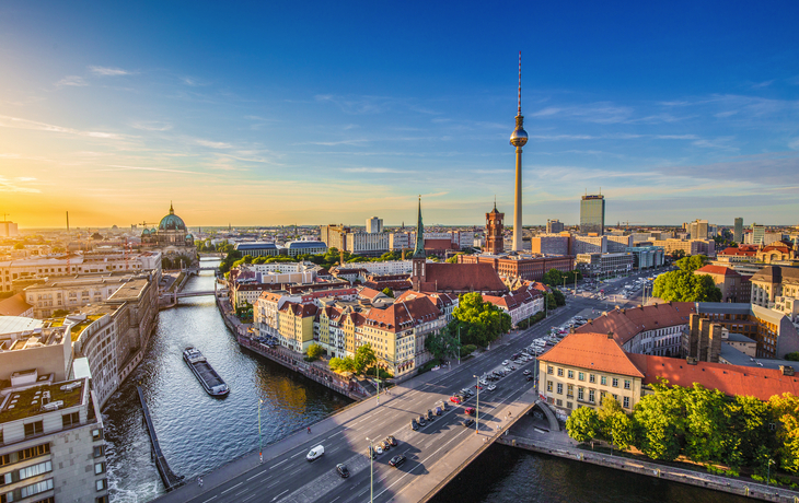 Skyline von Berlin mit Nikolaiviertel, Berliner Dom und Fernsehturm im Sommer.