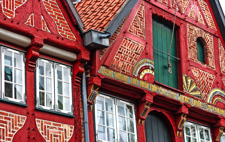 Historische Backsteinfassade in der Altstadt von Lüneburg, Niedersachsen, Deutschland.