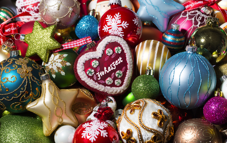 Bunte Christbaumkugeln und Dekorationen in festlicher Weihnachtsanordnung.