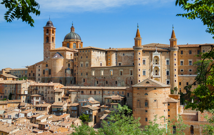 Der Herzogliche Palast in Urbino, Italien, aus der Ferne gesehen.