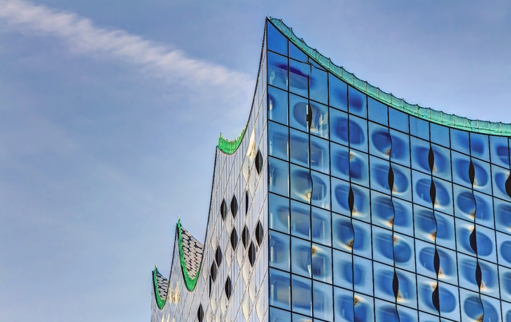 Aussenansicht der Elbphilharmonie in Hamburg, Froschperspektive