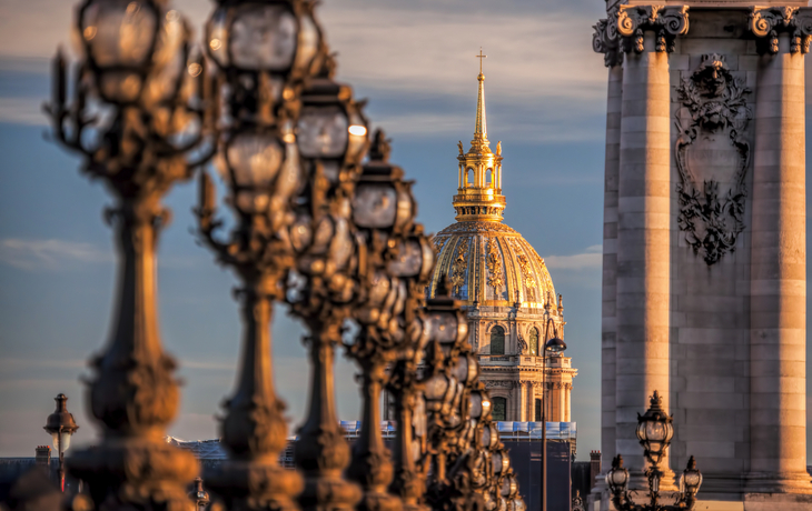 Blick über die Pont Alexandre III auf den Invalidendom im winterlichen Paris.