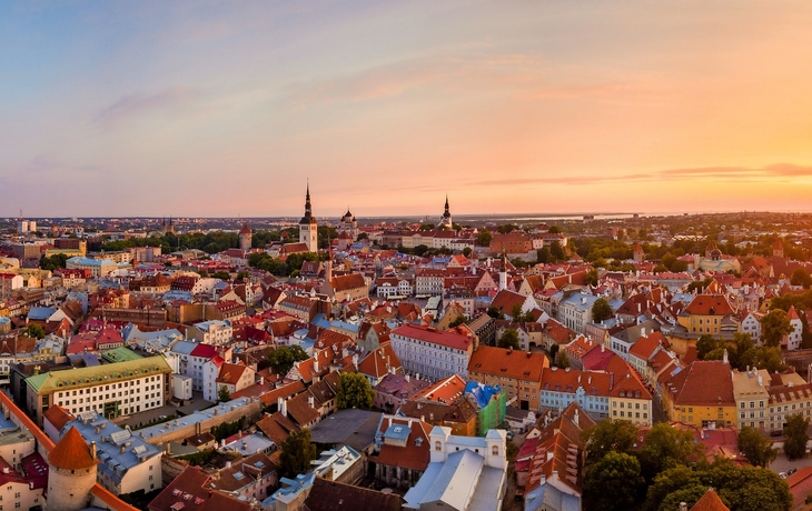 Panorama von Tallinns Skyline bei Sonnenuntergang mit Blick auf die Ostsee.