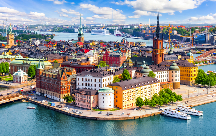 Panoramablick auf Stockholms Altstadt Gamla Stan mit historischen Gebäuden und Wasser.