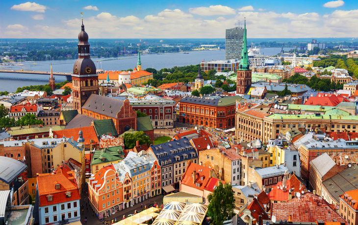 Panoramablick auf die mittelalterliche Altstadt von Riga mit Dom und Fluss im Hintergrund